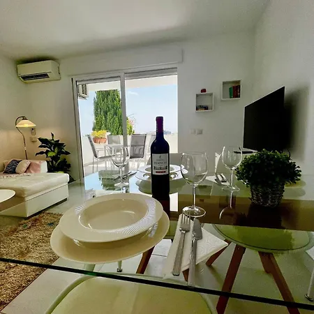 Апартаменти Lovely 1 Bedroom In Pueblo Evita Бенальмадена
